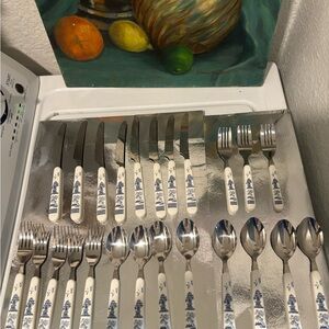 VINTAGE BLUE WILLOW 24 PIECE STAINLESS FLATWARE